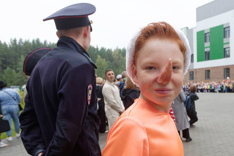 Мальчик в костюме Буратино во время торжественной линейки в Томске