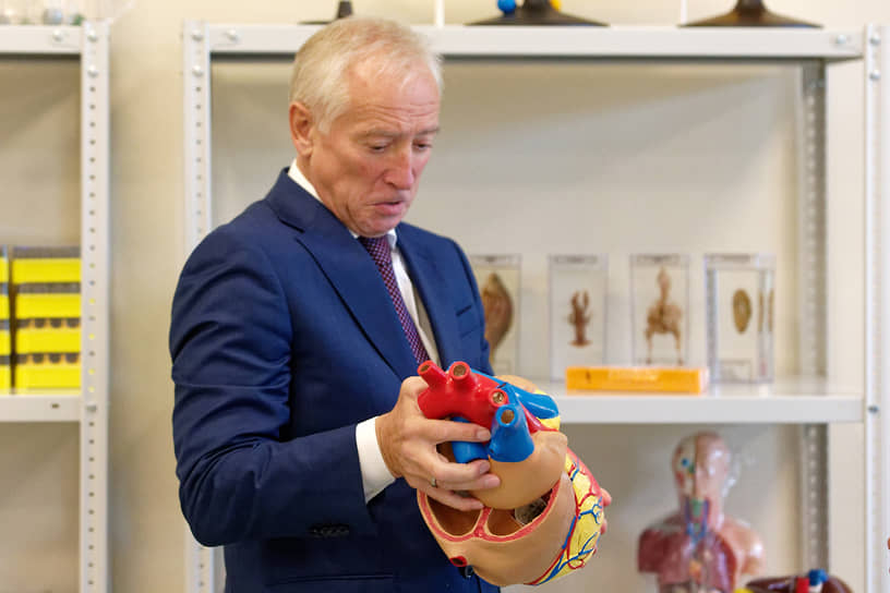 Губернатор Томской области Владимир Мазур во время рабочего визита в одну из школ областного центра