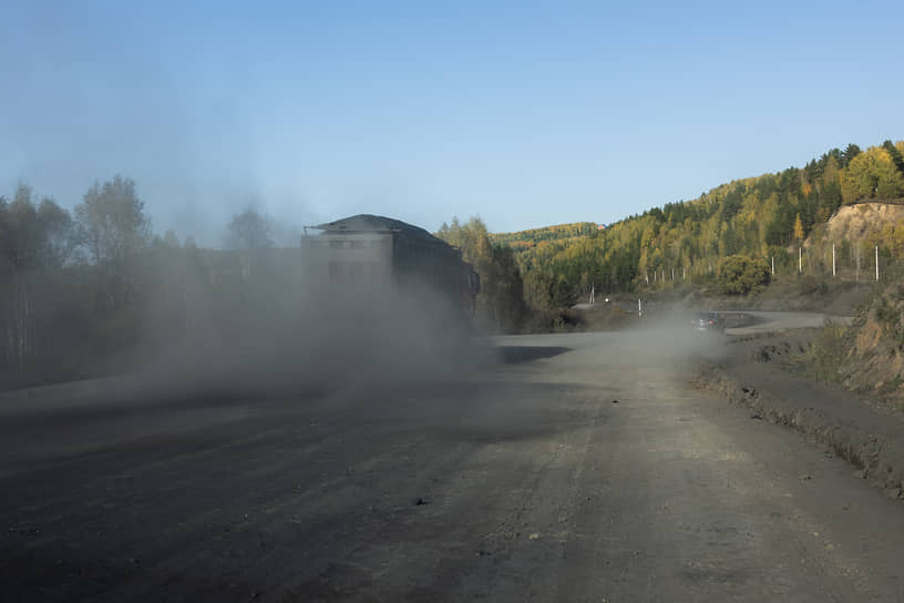 Клубы угольной пыли на дороге в Новокузнецком районе, Кемеровская область