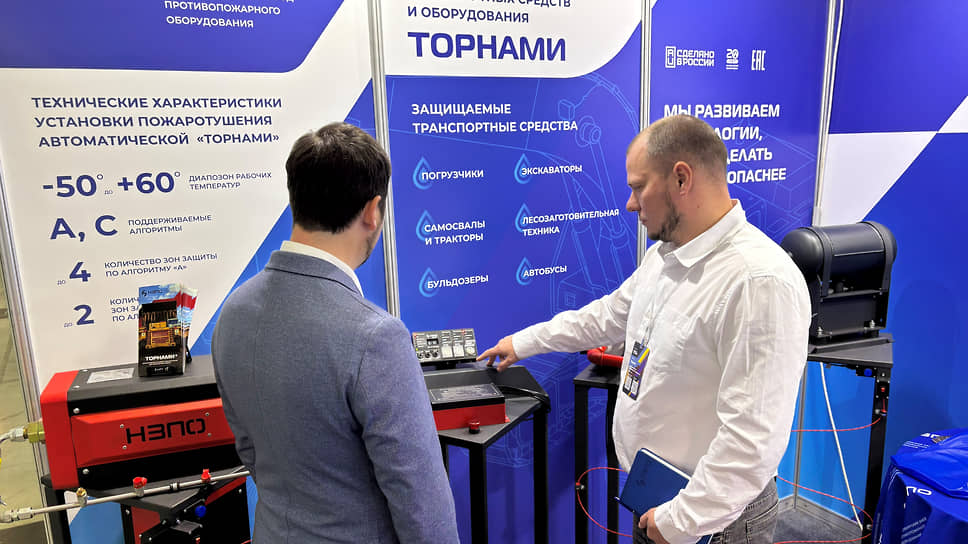 Конструктор НЗПО рассказывает о Торнами посетителю выставки