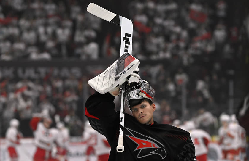 Вратарь омского клуба «Авангард» Никита Серебряков во время игры против «Автомобилиста» из Екатеринбурга на стадионе «Джи-Драйв-Арена», Омск