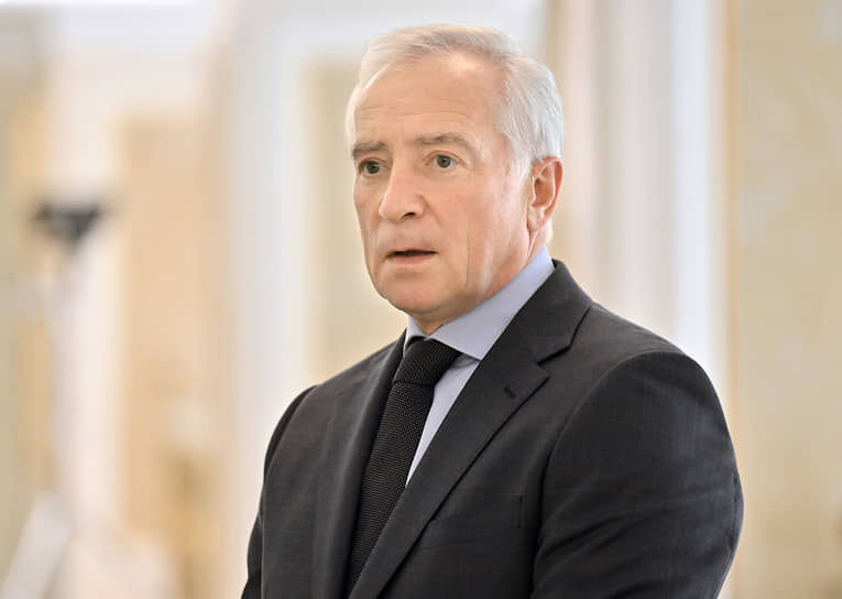 Губернатор Томской области Владимир Мазур перед началом пленарного заседания в Совете Федерации