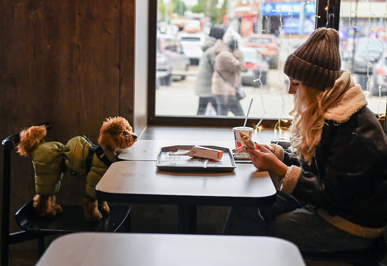 Девушка с собакой за столиком в омском кафе