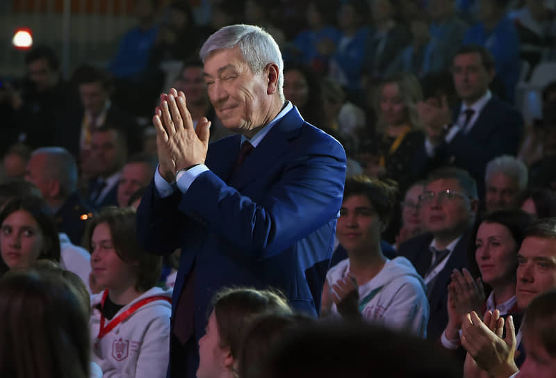 Директор Росфинмониторинга Юрий Чиханчин во время награждения финалистов V Международной олимпиады по финансовой безопасности на базе СФУ, Красноярск