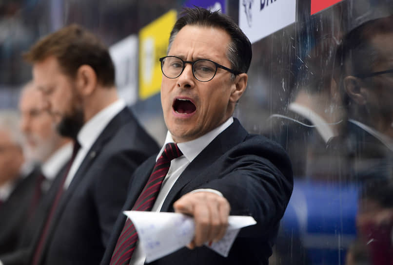 Главный тренер омского хоккейного клуба «Авангард» Ги Буше во время матча его подопечных с казахстанским «Барысом», Астана