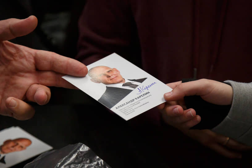 Александр Карелин во время автограф-сессии в Новосибирском государственном университете (НГУ) после лекции для учащихся физико-математической школы (ФШМ)