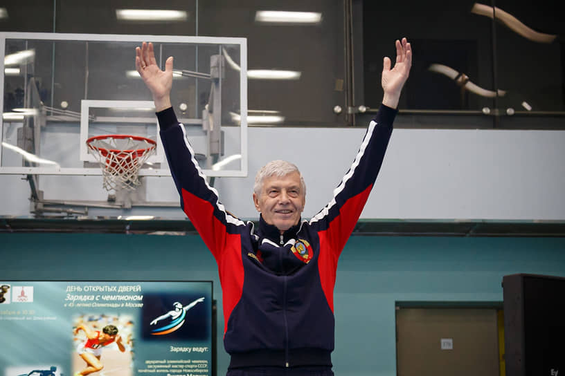 Виктор Маркин — советский легкоатлет, двукратный олимпийский чемпион, заслуженный мастер спорта СССР — проводит «зарядку с чемпионом» в Доме ученых СО РАН в Новосибирске