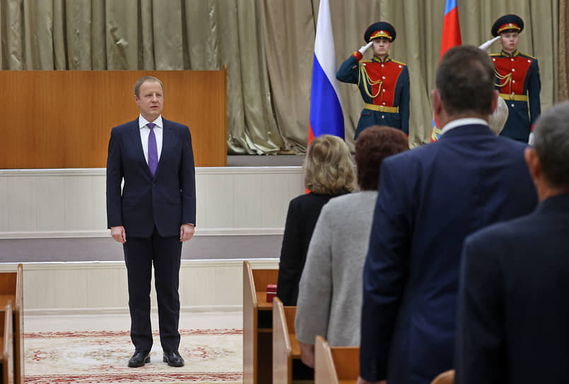 Губернатор Алтайского края Виктор Томенко во время вручения государственных наград