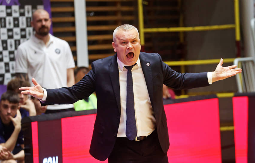 Главный тренер баскетбольного клуба «Барнаул» Александр Герасимов во время игры с его подопечных с командой «Югры» (Сургут) в Барнауле