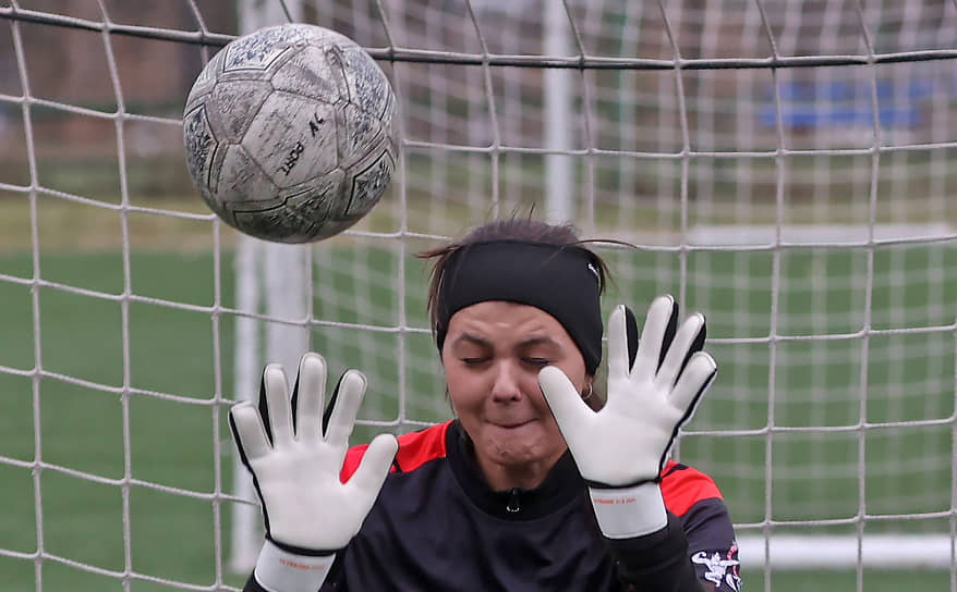 На поле спортивной школы Алексея Смертина в Барнауле прошел осенний футбольный турнир «Лига мам»