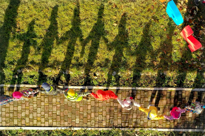 Дети водят хоровод на детской площадке в Томске