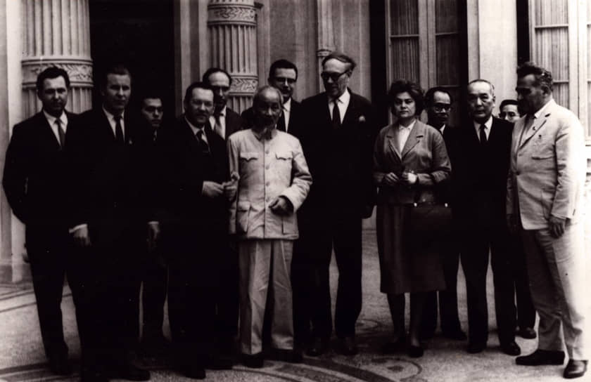 С президентом Демократической Республики Вьетнам Хо Ши Мином (в центре)