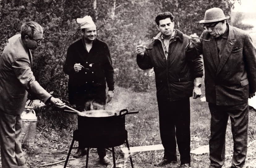 С летчиками-космонавтами Константином Феоктистовым (крайний слева) и Георгием Береговым (второй справа), между ними американский астронавт Нил Армстронг. Новосибирской Академгородок, 1970 год