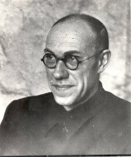 В 1927 году Михаил Лаврентьев защитил кандидатскую диссертацию по физико-математическим наукам и был командирован на полгода во Францию, где ему удалось развить новый метод в области теории функций и вариационного исчисления. В 1929 году получил звание профессора, став заведующим кафедрой Московского химико-технологического института