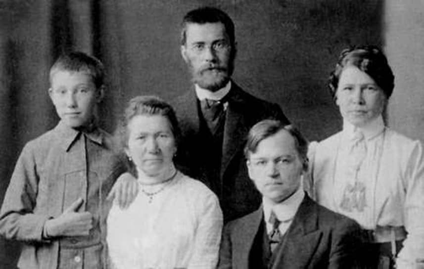 «С раннего детства я помню, как у нас дома собирались знакомые отца и вели научные разговоры и споры». Михаил Лаврентьев (крайний слева) родился в Казани в семье преподавателя математики. С родителями Алексеем и Анисией, и их друзьями — ученым-математиком Николаем Лузиным и его женой Надеждой. Геттинген (Германия), 1911 год