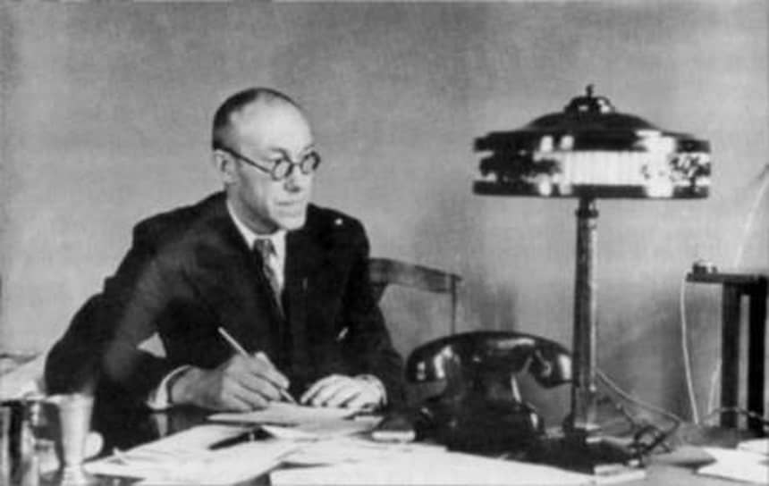 В 1945 году Михаил Лаврентьев становится вице-президентом АН УССР, через год его избирают академиком АН СССР. За исследования в области теории функций комплексного переменного и создание теории квазиконформных отображений ученому была присуждена государственная премия. Лауреатом второй госпремии он стал за создание теории кумулятивных струй. На фото: вице-президент АН УССР Михаил Лаврентьев в своем рабочем кабинете, 1948 год