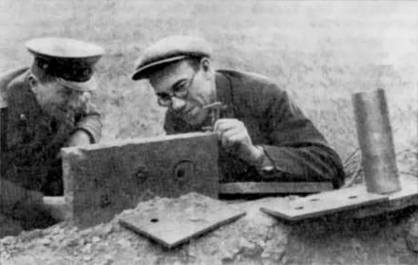 В 1939 году Михаил Лаврентьев был избран академиком АН УССР и назначен директором Института математики в Киеве. С началом войны институты Украины были эвакуированы в Уфу. Там вместе с Мстиславом Келдышем и Сергеем Соболевым занимался исследованиями по устойчивости полета снарядов. На фото: Михаил Лаврентьев проводит исследование пробивания танковой брони, 1944 год