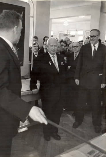 18 мая 1957 года Совет министров СССР постановил «организовать Сибирское отделение Академии наук СССР и построить для него научный городок близ города Новосибирска, помещения для научных учреждений и благоустроенные жилые дома для сотрудников в районах Сибири и Дальнего Востока». Первым председателем СО АН СССР становится Михаил Лаврентьев. С председателем Совета министров СССР Никитой Хрущевым, март 1961 года