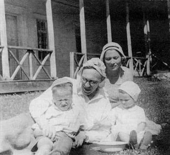 С женой Верой и детьми Мишей и Верой. Начало 1930-х годов, Шови (Грузия)