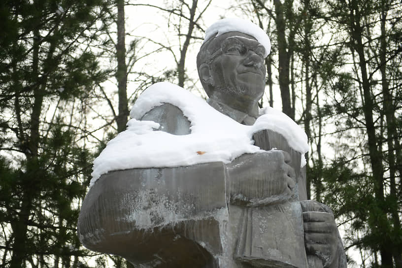Бюст Михаила Лаврентьева на проспекте его имени в новосибирском Академгородке. Открыт в 1988 году