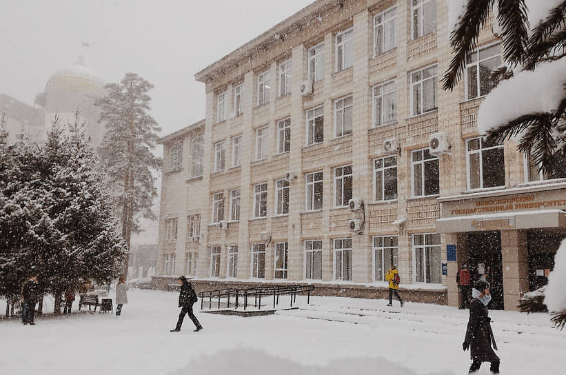 «Подготовка молодежи для работы в науке не терпела промедления — поэтому университет был открыт в 1959 году, раньше многих институтов отделения. Первый набор был невелик — 200 первокурсников, 50 человек, переведенных на второй курс из других вузов, и 100 человек — на вечернем отделении». Сам академик Лаврентьев преподавал на механико-математическом факультете НГУ