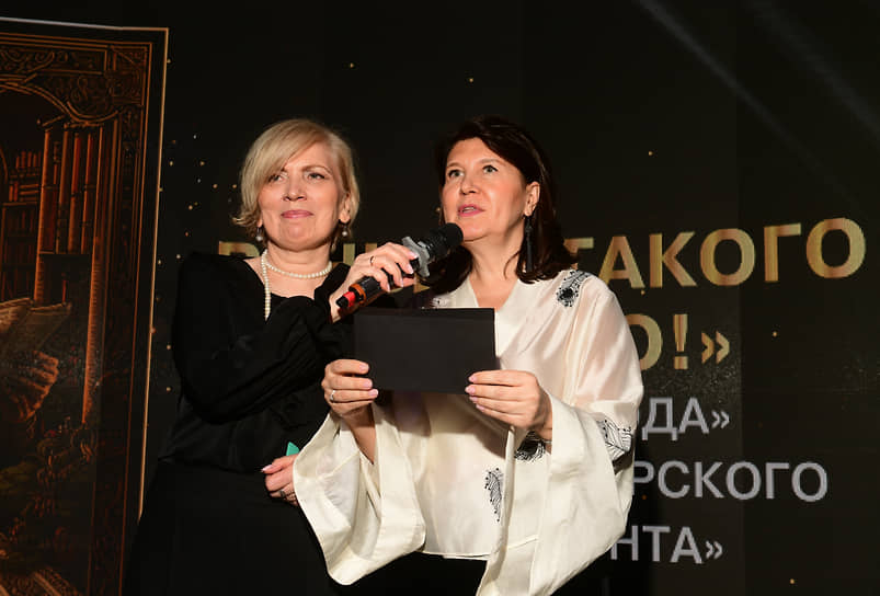 Церемония вручения премии «Лица бизнеса 2025» сибирского представительства ИД «Коммерсантъ». Исполнительный директор обособленного подразделения АО «Коммерсантъ» в Новосибирске Ольга Добарская (слева) и территориальный директор компании «Цифра Брокер» в Новосибирске Регина Дзикавичюте (справа) 