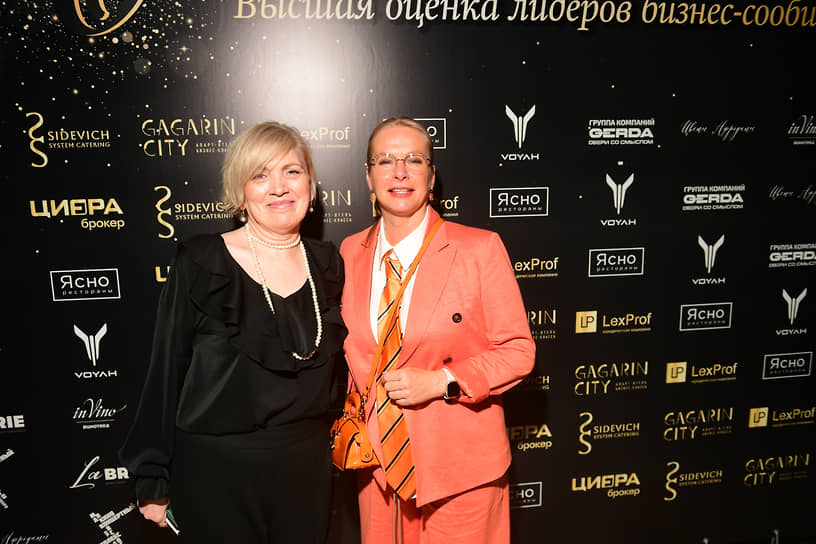 Церемония вручения премии «Лица бизнеса 2025» сибирского представительства ИД «Коммерсантъ». Исполнительный директор обособленного подразделения АО «Коммерсантъ» в Новосибирске Ольга Добарская (слева) и Анна Терешкова, депутат Законодательного Собрания Новосибирской области, генеральный директор Новосибирской государственной филармонии