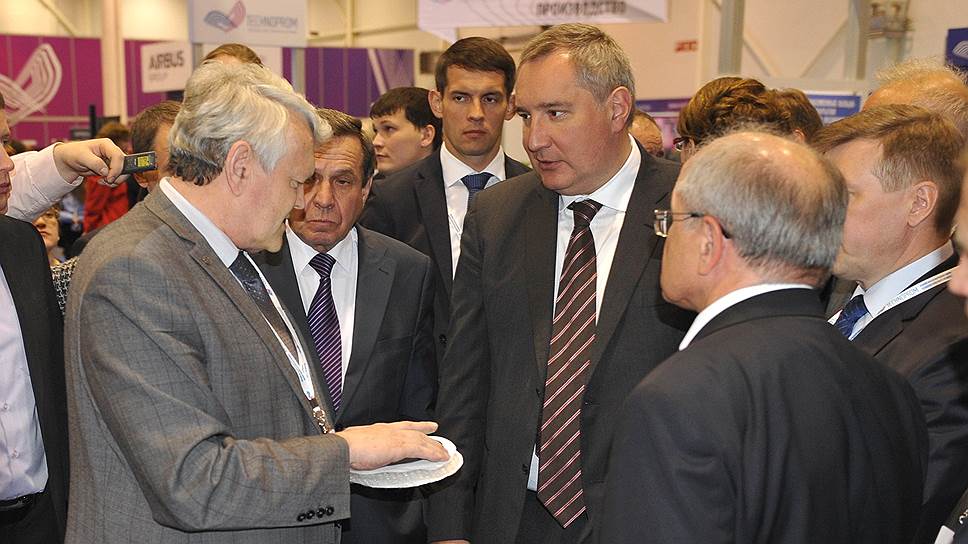 Заместитель председателя правительства РФ Дмитрий Рогозин (в центре) на II Международном форуме технологического развития «Технопром-2014»