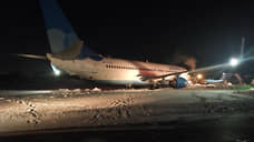 В аэропорту Перми застрял в сугробе пассажирский Boeing