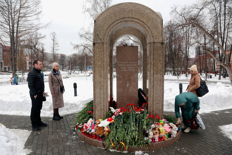 В Перми и городах края жители возлагают цветы у местных памятников, у импровизированных мемориалов