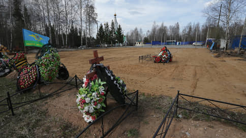 На Северном кладбище начали хоронить людей на месте цветочных киосков