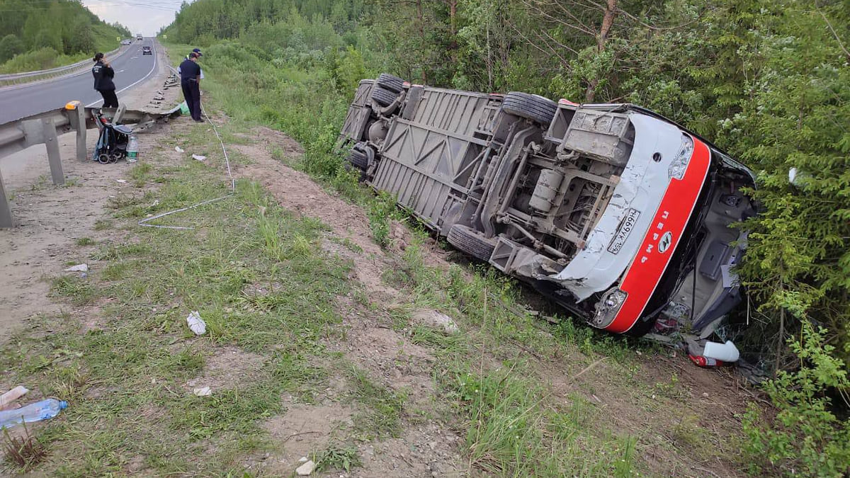 Водитель опрокинувшегося на трассе автобуса мог потерять сознание –  Коммерсантъ Пермь