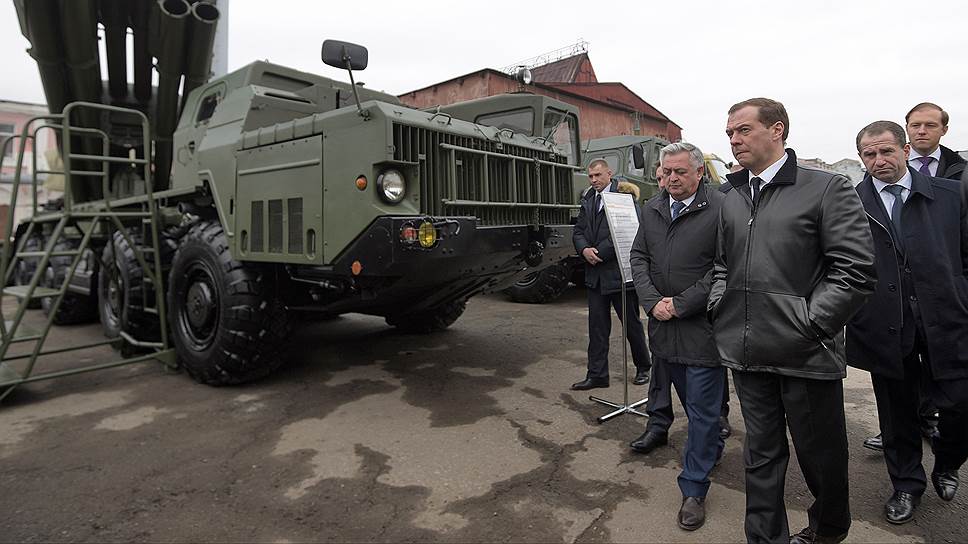 Председатель правительства РФ Дмитрий Медведев на территории ПАО «Мотовилихинские заводы» осматривает РСЗО «Торнадо-Г». 2016 год