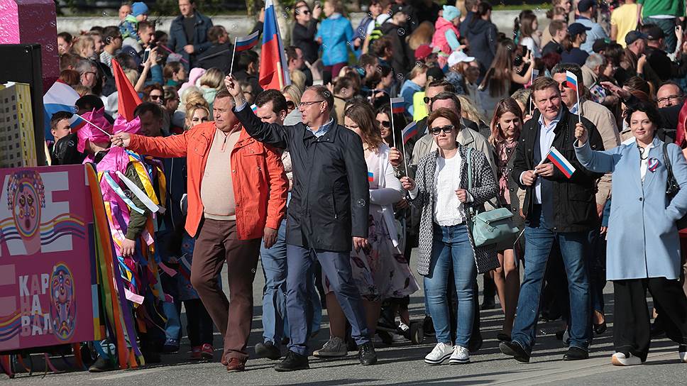 Во главе колонны идут руководители города — спикер думы Юрий Уткин и глава города Дмитрий Самойлов