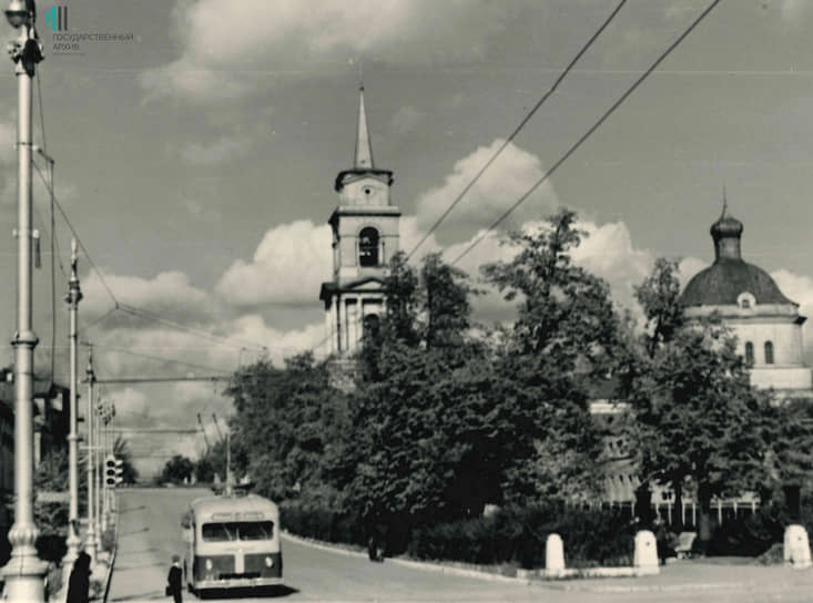 Первые троллейбусы в Перми появились 65 лет назад. По информации Государственного архива Пермского края, пробное троллейбусное движение было открыто 5 ноября 1960 года со следующими остановками: Поселок им. Сталина, ДК им. Сталина, Комсомольская площадь, Панорамный кинотеатр, сад им. Горького, Политехнический институт, улица Ленина, Художественная галерея, сад им. Решетникова. На фото: Комсомольский проспект Перми с идущим троллейбусом, 1961 год