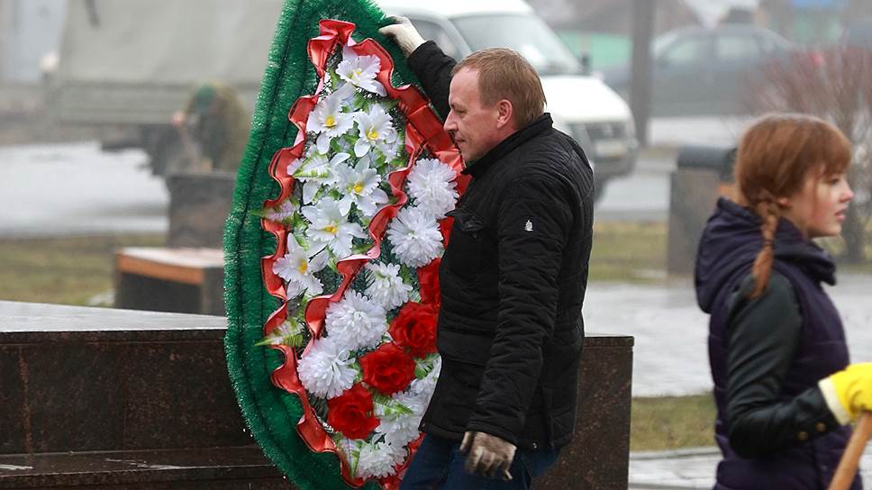 Смена краевой власти в 2012 году на первых порах не коснулась господина Маховикова, новый губернатор Виктор Басаргин занимался настройкой собственной команды. Но вскоре сити-менеджеру начали поступать недвусмысленные сигналы от региональной власти. Так, служба судебных приставов в 2013 году возбудила сразу пять уголовных дел на сити-менеджера за неисполнение решений о переселении граждан из ветхого жилья.