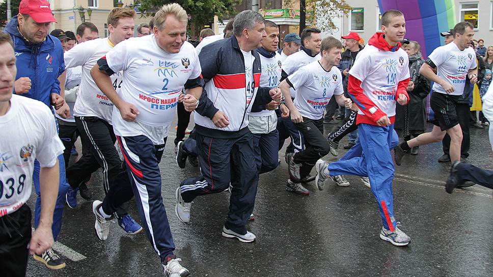 В феврале 2010 года Юрий Уткин был переведен на должность заместителя главы администрации губернатора. Во время формирования краевого правительства весной 2010 года господин Уткин стал советником председателя правительства Валерия Сухих, отвечавшим за лоббирование на федеральном уровне и реализацию проекта «Белкомур». В итоге Юрию Уткину краевые власти нашли новое применение — он пошел на выборы в гордуму Перми. На фото: Юрий Уткин вместе с чиновниками принимает участие в забеге «Кросс наций – 2011».