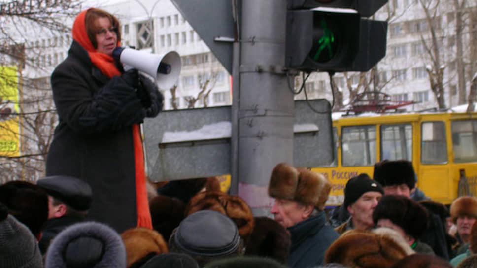 Толпа недолго стояла на тротуаре — кто-то предложил перекрыть движение на перекрестке улиц Ленина и Куйбышева, что и было немедленно сделано. Таким образом, пенсионеры моментально парализовали все движение в самом центре города, между зданиями областной администрации и ЗС. Пенсионеры хором спели «Врагу не сдается наш гордый варяг», скандировали: «Льготы! Льготы!», и потребовали и. о. губернатора Прикамья Олега Чиркунова, который находился в Москве. На фото: перед митингующими выступает депутат Пермской гордумы Галина Слаутина.