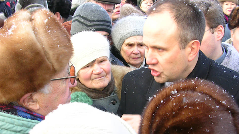 В итоге губернатор ушел к КДЦ, но толпа за ним не пошла. В культурно-деловой центр он заходить не стал. «Они точно не придут. Им не это нужно. Им лишь бы помитинговать»,— отрезал и. о. губернатора.