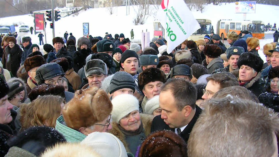 Вскоре пришел Олег Чиркунов. Его попытка обратиться к собравшимся с речью утонула в возмущенных криках. Олег Чиркунов говорил громко, но сдержанно: «Определитесь, либо вы хотите говорить, либо слушать. Если говорить, то я здесь не нужен. Я жду вас в КДЦ. Там можно говорить, а не кричать».