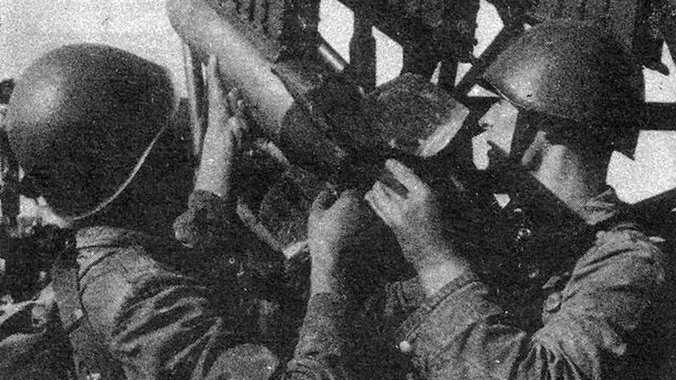 Молотовский комбинат «К» за время войны произвел около 33 млн зарядов, в том числе для гвардейских минометов БМ-13 «Катюша». На фото: бойцы РККА заряжают «Катюшу» снарядами М-13.