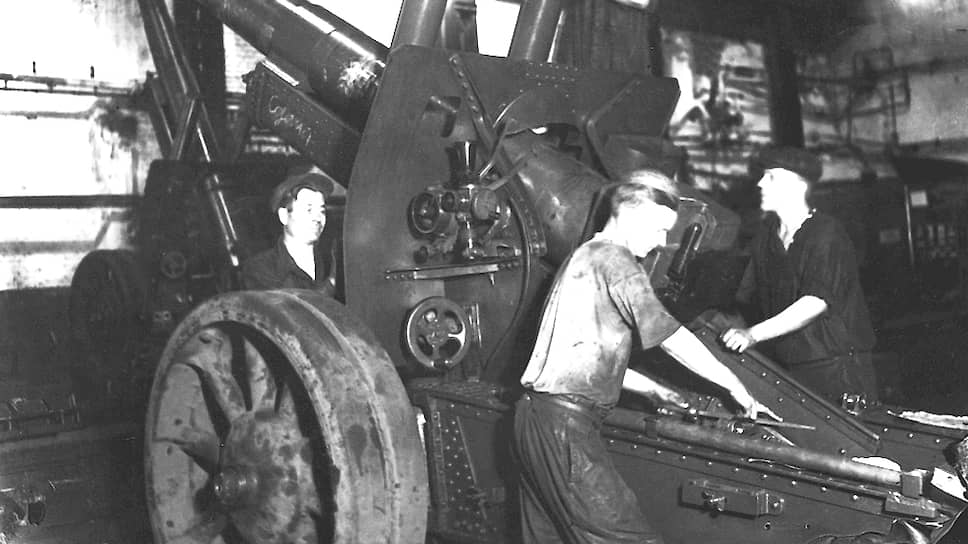 С началом Великой Отечественной войны промышленность Прикамья была переведена на оборонные рельсы. Существующие предприятия ОПК резко нарастили объем выпускаемой продукции. На фото: рабочие «Мотовилихинских заводов» собирают гаубицу МЛ-20.