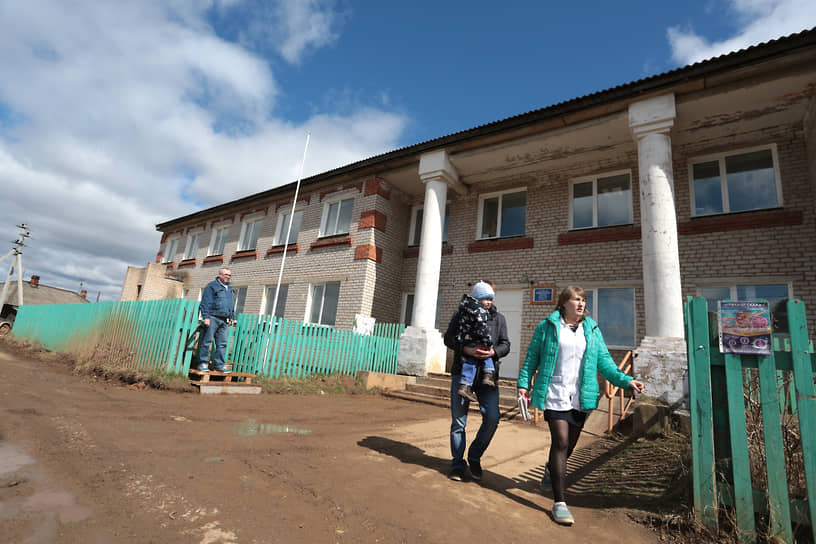 КПАО был дотационным регионом, с низким уровнем жизни населения, падающей рождаемостью и растущей смертностью. В округе жило лишь 3% населения Пермской области. При этом площадь округа составляла 33 тыс. кв. км, тогда как общая площадь Пермского края — 160 тыс. кв. км.