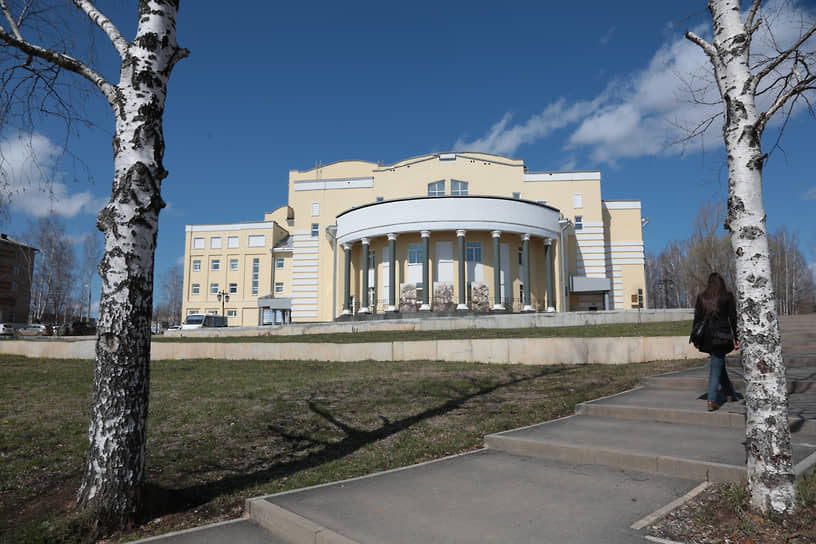 В самой столице округа было построено новое здание драматического театра.