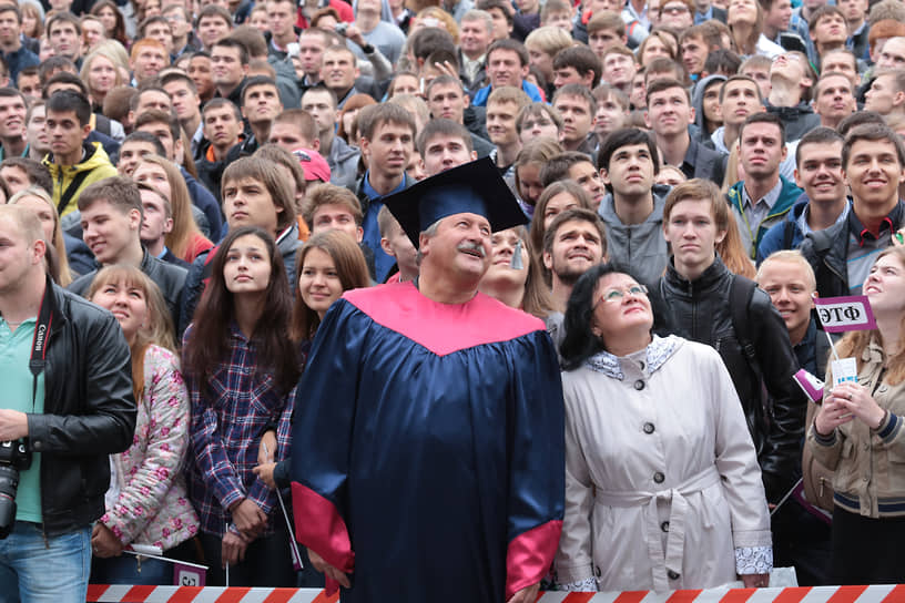 В октябре скончался декан электротехнического факультета Пермского национального исследовательского политехнического университета (ПНИПУ), кандидат технических наук, доцент Александр Костыгов. Коллеги преподавателя сообщали, что он, вероятно, умер от коронавирусной инфекции. В пресс-службе университета диагноз, который стал причиной смерти декана, не раскрыли. Александр Костыгов окончил пермский «политех» в 1977 году по специальности «Электропривод и автоматизация промышленных установок», ему была присвоена квалификация «Инженер-электрик». Сразу после окончания учебы начал работать в вузе.