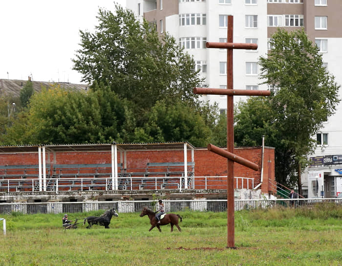 Столичный девелопер решил построить в Перми крупнейший ТРЦ — «Планета». Его площадь должна была составить свыше 100 тыс. кв. м. Однако депутаты Перми длительное время не согласовывали проект, опасаясь возникновения пробок. Кроме того, они не поддерживали закрытие ипподрома. На фото: установленный коневладельцами крест в знак протеста против сноса ипподрома, 2013 год.