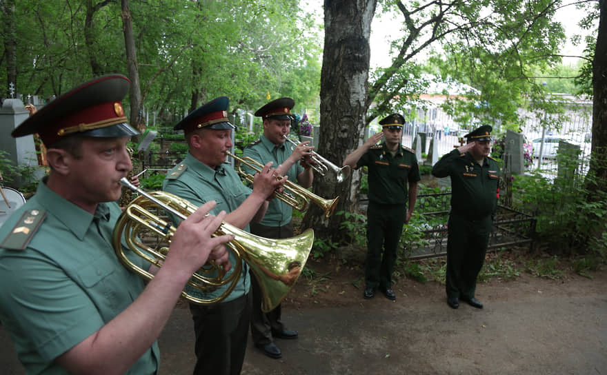 Прозвучал похоронный оркестр.