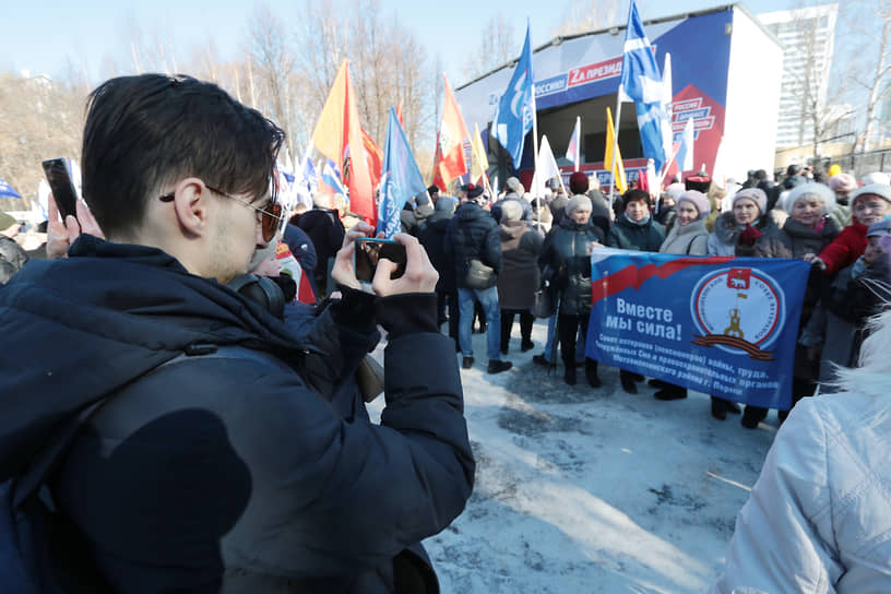 На площади перед ротондой митингующие охотно позировали перед репортерами