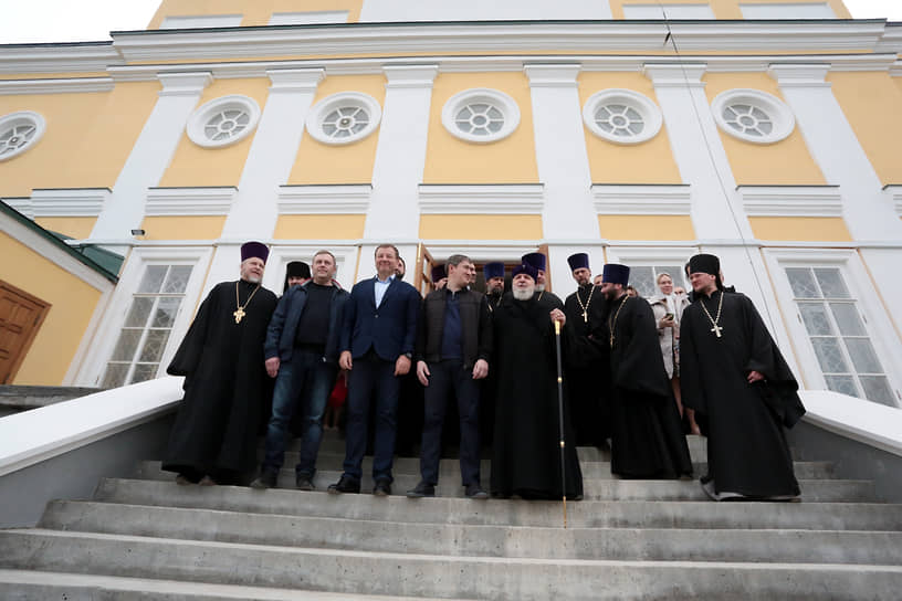 Участники первой службы в Спасо-Преображенском соборе делают фото на память