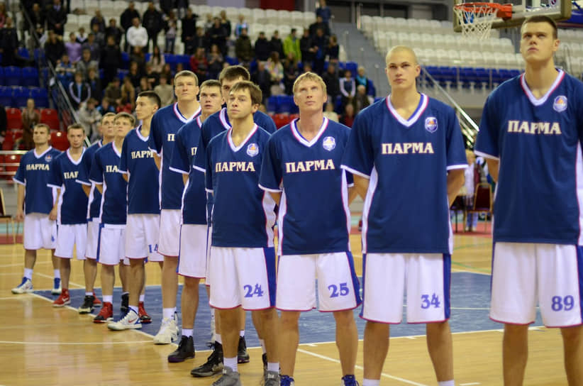 Первый год «Парма» выступала в Высшей лиге чемпионата России, слабейшем профессиональном турнире в РФ, где заняла пятое место (всего было 19 команд, разделенных на две группы). Несмотря на скромный дебют, «Парма» стала лидером среди команд Высшей лиги по посещаемости на домашних матчах (в среднем 1400 зрителей). Лидерами по итогам сезона-2012/2013 стали: капитан Василий Бабайлов, игроки Антон Катаев, Александр Винник и совмещавший роли игрока и генерального менеджера Александр Башминов. На фото: первый состав БК «Парма», 2012 год